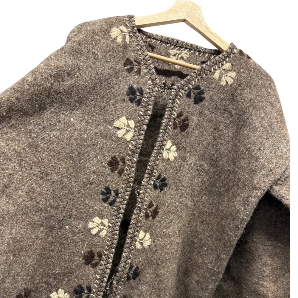 Vintage handmade Brown Wool‎ Floral Embroidered Folk Cardigan Sweater size M